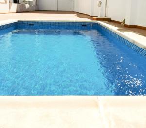 托雷维耶哈Salty Apartment Torrevieja的蓝色海水大型游泳池