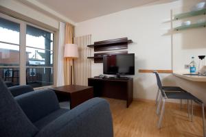 韦斯特兰Hapimag Resort Aalborg的客厅配有电视、沙发和桌子