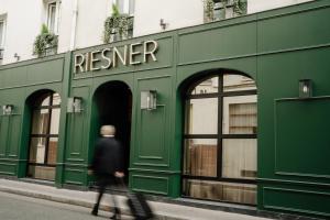 巴黎Hôtel Riesner的女人走过街上的一家商店
