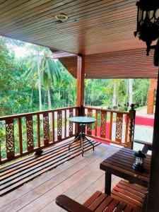 班泰Family Resort的木门廊,上面有桌子和长凳