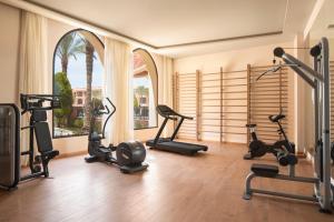 马特鲁港Jaz Tamerina, Almaza Bay的健身房设有健身器材和大窗户