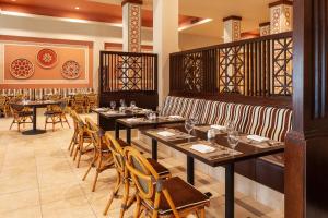 马特鲁港Jaz Tamerina, Almaza Bay的用餐室配有长桌子和椅子