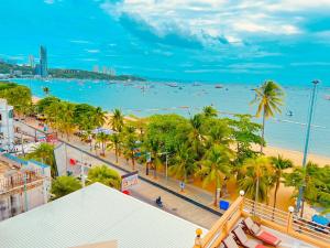 芭堤雅市中心芭提雅AA酒店的享有棕榈树海滩和大海的景色
