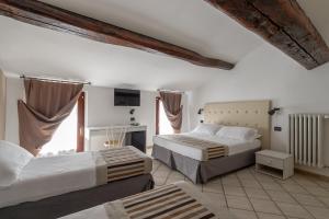 曼托瓦安蒂科旅馆的酒店客房设有两张床和电视。