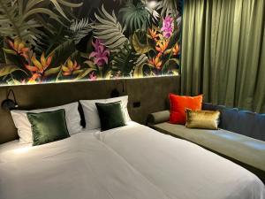 奥格斯堡Rugs Hotel Augsburg City的一间卧室配有两张带色彩缤纷枕头的床
