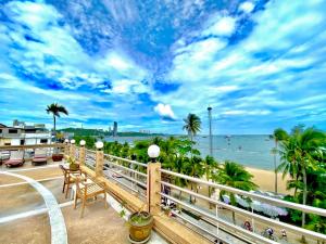 芭堤雅市中心芭提雅AA酒店的享有海滩和海洋美景的阳台。