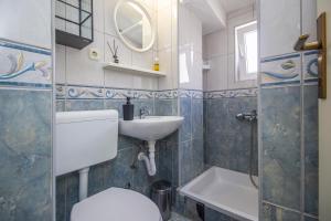马卡尔斯卡Apartmani Leo-Marin的一间带卫生间和水槽的浴室