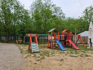 MarinciKopićland的公园里一个带丰富多彩设备的游乐场