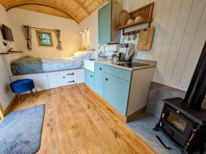 莱明斯特Herefordshire Escape, Hot Tub, Firepit, Views, BBQ的客房内设有带水槽和炉灶的厨房