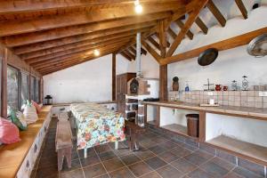 特格斯特Tegueste Entre Viñedos的一间带木制天花板和桌子的厨房