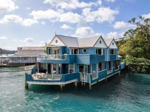 OpuaBay of Islands Apartment On The Water- The Bridge的船上的蓝色房子