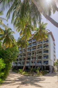 马富施卡尼格兰德海景旅馆的棕榈树海滩上的酒店