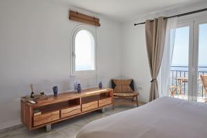 米哈斯Casa Sierra - Mijas Pueblo的一间卧室配有一张床和一张带窗户的书桌