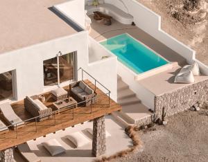 PachainaInfinity Villa milos的享有带游泳池的房屋的空中景致
