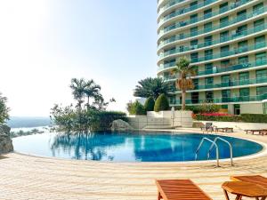 阿布扎比Beach Towers A, Reem Island Abu Dhabi - Mint Stay的一座大建筑前的游泳池