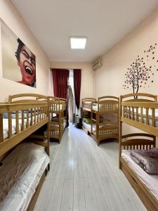 基辅德贾旅舍的宿舍间设有4张双层床。