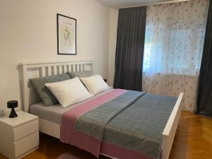 瓦拉日丁Apartment in the city center的一间卧室设有一张床和一个窗口