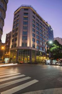 布宜诺斯艾利斯布宜诺斯艾利斯欧洲建筑精品酒店的城市街道上的一个大型建筑