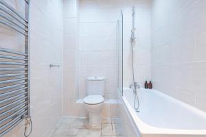 伦敦Turnmill Apartments的白色的浴室设有卫生间和浴缸。