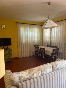 卡尔米尼亚诺利卡萨奇卡赛培瓦肯西酒店的客厅配有沙发和桌子