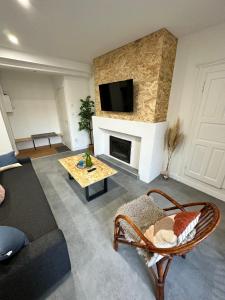 BaugéAppartement T3 cosy et moderne的带沙发和壁炉的客厅