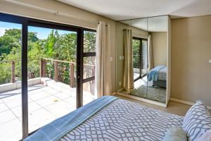 巴利托Holiday home in Zimbali的一间卧室设有一张床和一个阳台