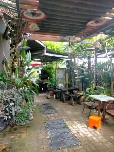 阿罗士打阿特维拉度假村的种有植物和桌子的庭院