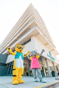 尤尔马拉斯玛拉里卢普SPA&会议酒店的两座吉祥物站在一座建筑前