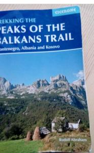 佩奇Peaks of the Balkans Trail 192 km -- Hostel Panorama --的一本关于阿尔卑斯山山脉的书