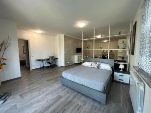 卡萨诺达达Villa 2的一间卧室配有一张床和一张书桌