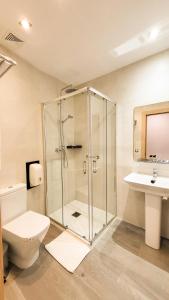 厄尔普伊格HOTEL MAUROS EL PUIG的带淋浴、卫生间和盥洗盆的浴室