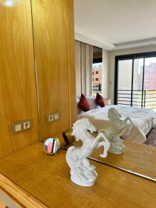 萨菲Incantevole villa Safi Sidi Bouzid near beach的卧室配有一张位于床边的白色马雕像