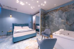 加利波利Suite Acquamarina Relais Stapane的卧室配有1张床、浴缸和椅子