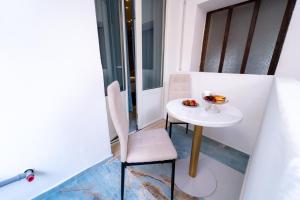 加利波利Suite Acquamarina Relais Stapane的阳台的小桌子和椅子