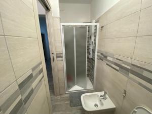 塔兰托Casaiole2023的一间带水槽和镜子的浴室