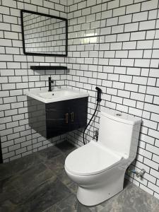 丹那拉打Big Dreams Garden Stay的浴室配有白色卫生间和盥洗盆。