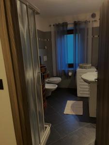 SirorCasa Rodi的浴室配有卫生间、盥洗盆和淋浴。