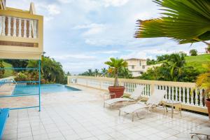 林康Puntas Rincon Villa 301 with private rooftop terrace的一个带椅子的庭院和一个游泳池