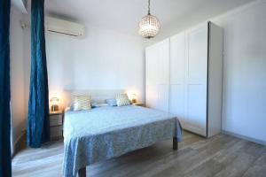 戛纳Le Madrilien & Terrasse & Clim & 400M Croisette的一间卧室配有一张带蓝色毯子的床