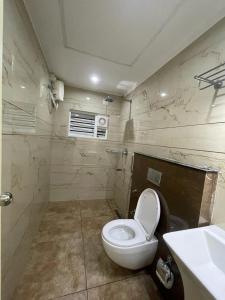 KakkadampoyilBoulevard Resorts的浴室配有白色卫生间和盥洗盆。