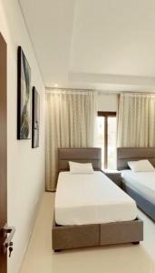 Wādī KhasbarHawana VIP Private Apartment的一间卧室,配有两张床