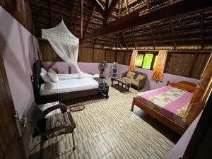 内布拉拉Lualemba Bungalows的卧室享有空中景致,配有1张床和1张沙发