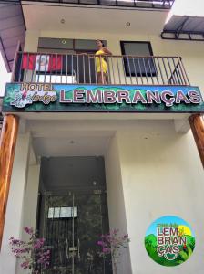 廷戈玛丽亚LEMBRANÇAS HOTEL LODGE的站在酒店阳台的人