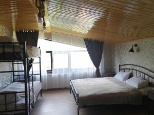 卡兹贝吉Garemta的一间卧室设有两张双层床和大窗户