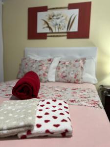 圣若泽Casa privativa completa e aconchegante!的一张床上有红色和白色的毛巾
