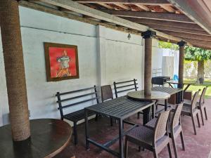 EttukalaGreen Village Negombo的一个带桌椅的庭院和墙上的绘画
