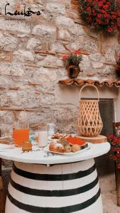 CastelsaracenoLeukòs Bed and Breakfast的一张桌子,上面有盘子和篮子