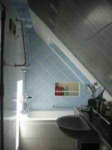 Türi马瑞扎酒店的浴室配有盥洗盆和浴缸。