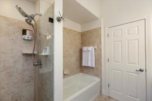 底特律The Lumber Baron's Mansion: 2 King Suites, 2.5BA + Gym的带淋浴和浴缸及淋浴的浴室