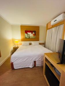 圣保罗Flat Congonhas的酒店客房,配有床和电视